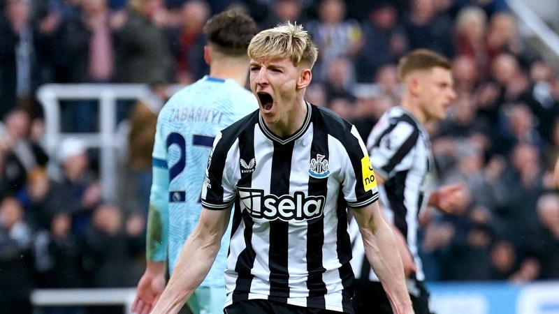 Sau đó thì gây ấn tượng lớn với trong màu áo Newcastle Sau đó thì gây ấn tượng lớn với trong màu áo Newcastle