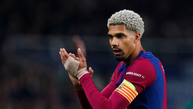 Ronald Araujo còn từng được kỳ vọng sẽ là tương lai của Barca Ronald Araujo còn từng được kỳ vọng sẽ là tương lai của Barca
